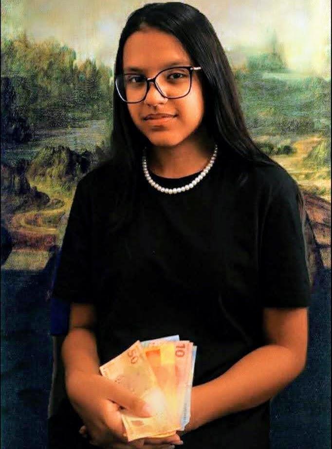 A aluna fazendo a releitura de Monalisa
