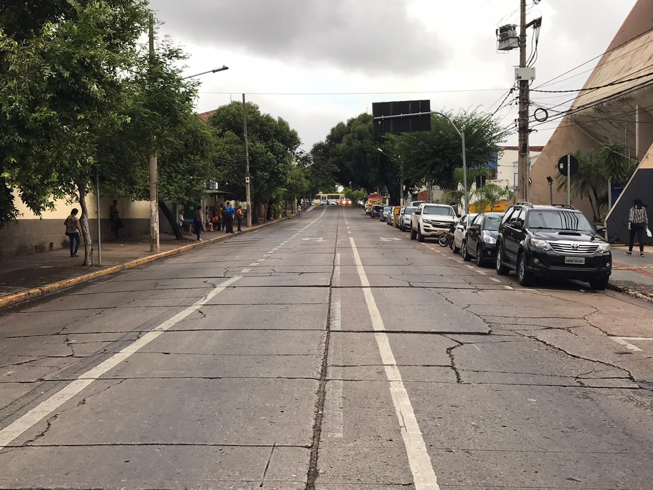 Imagens mostram queda do n&uacute;mero de pessoas circulando nas ruas de Cuiab&aacute;