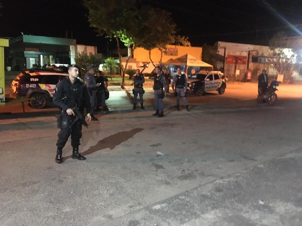 Policiais Militares em frente a uma ag&ecirc;ncia banc&aacute;ria nesta madrugada de segunda - feira (30.03), no CPA II, em Cuiab&aacute;