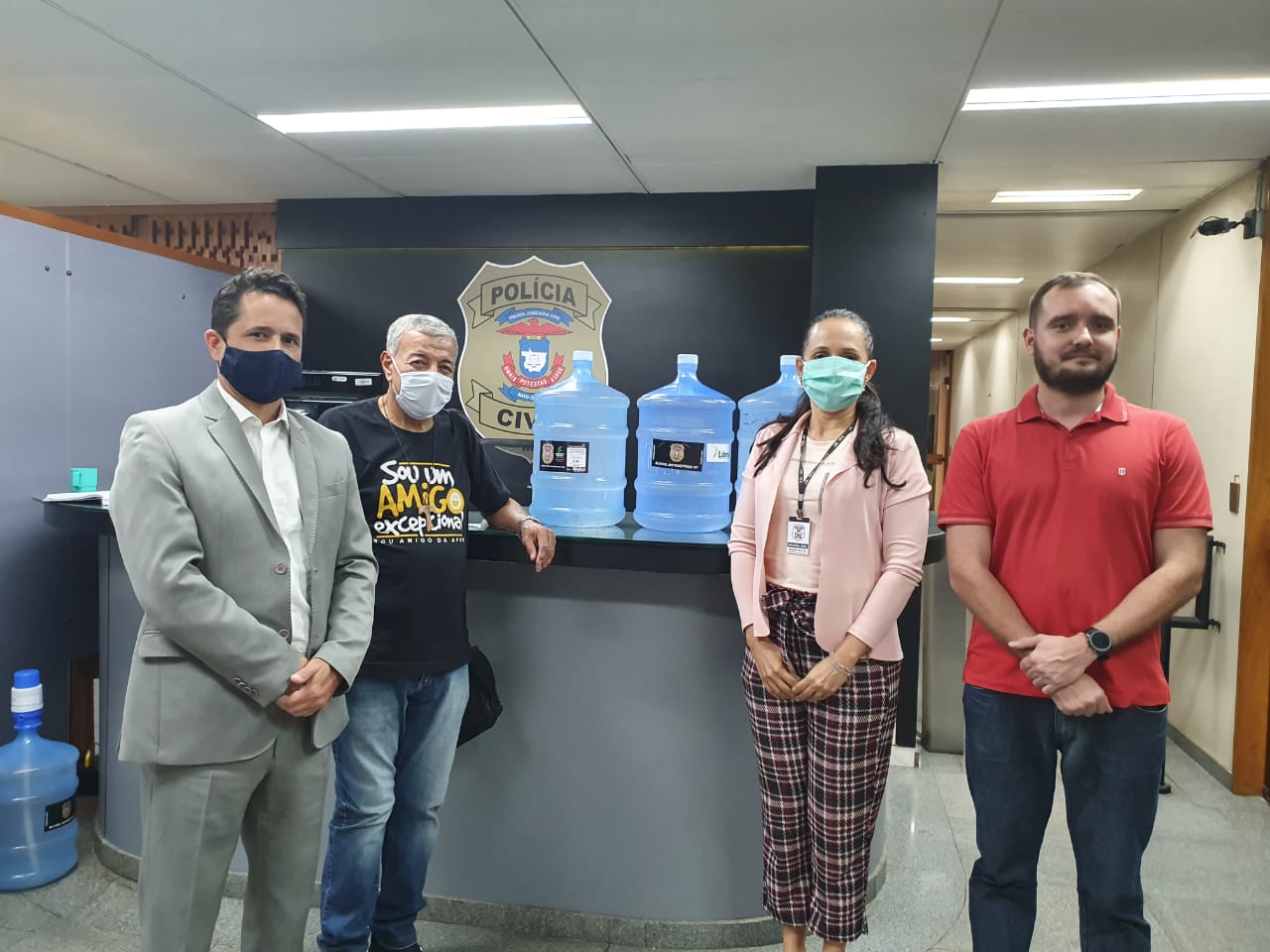 Institui&ccedil;&otilde;es filantr&oacute;picas recebem doa&ccedil;&atilde;o de &aacute;lcool glicerinado da Pol&iacute;cia Civil