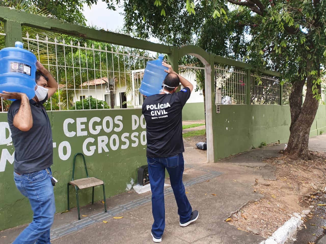 Institui&ccedil;&otilde;es filantr&oacute;picas recebem doa&ccedil;&atilde;o de &aacute;lcool glicerinado da Pol&iacute;cia Civil