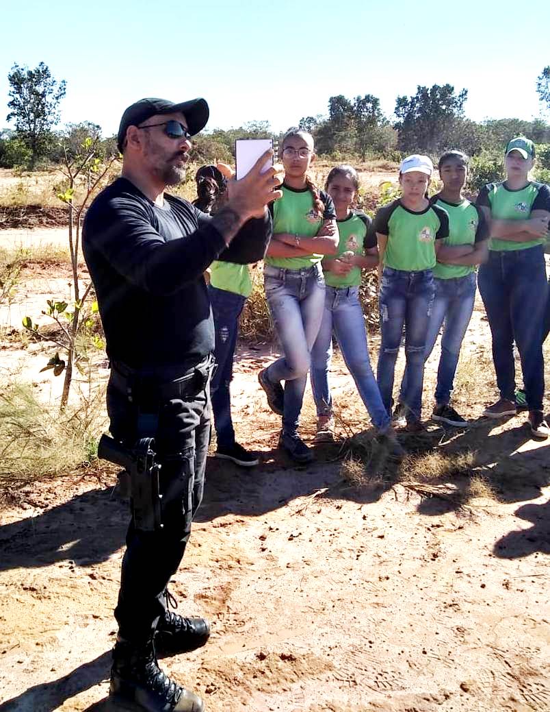 Instru&ccedil;&atilde;o sobre usa de b&uacute;ssola para jovens do Projeto Guarda Mirim em Comodoro