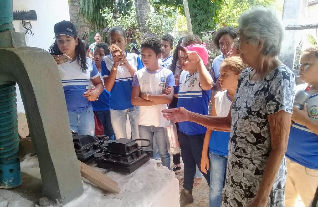 Os alunos conhecem objetos do tempo dos escravos