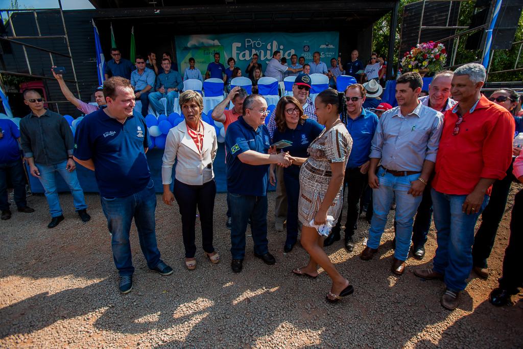 Entrega de cart&atilde;o Pr&oacute;-fam&iacute;lia em Carlinda 