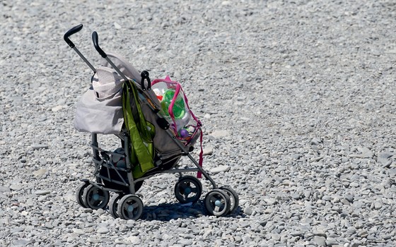 Carrinho de beb&ecirc; abandonado