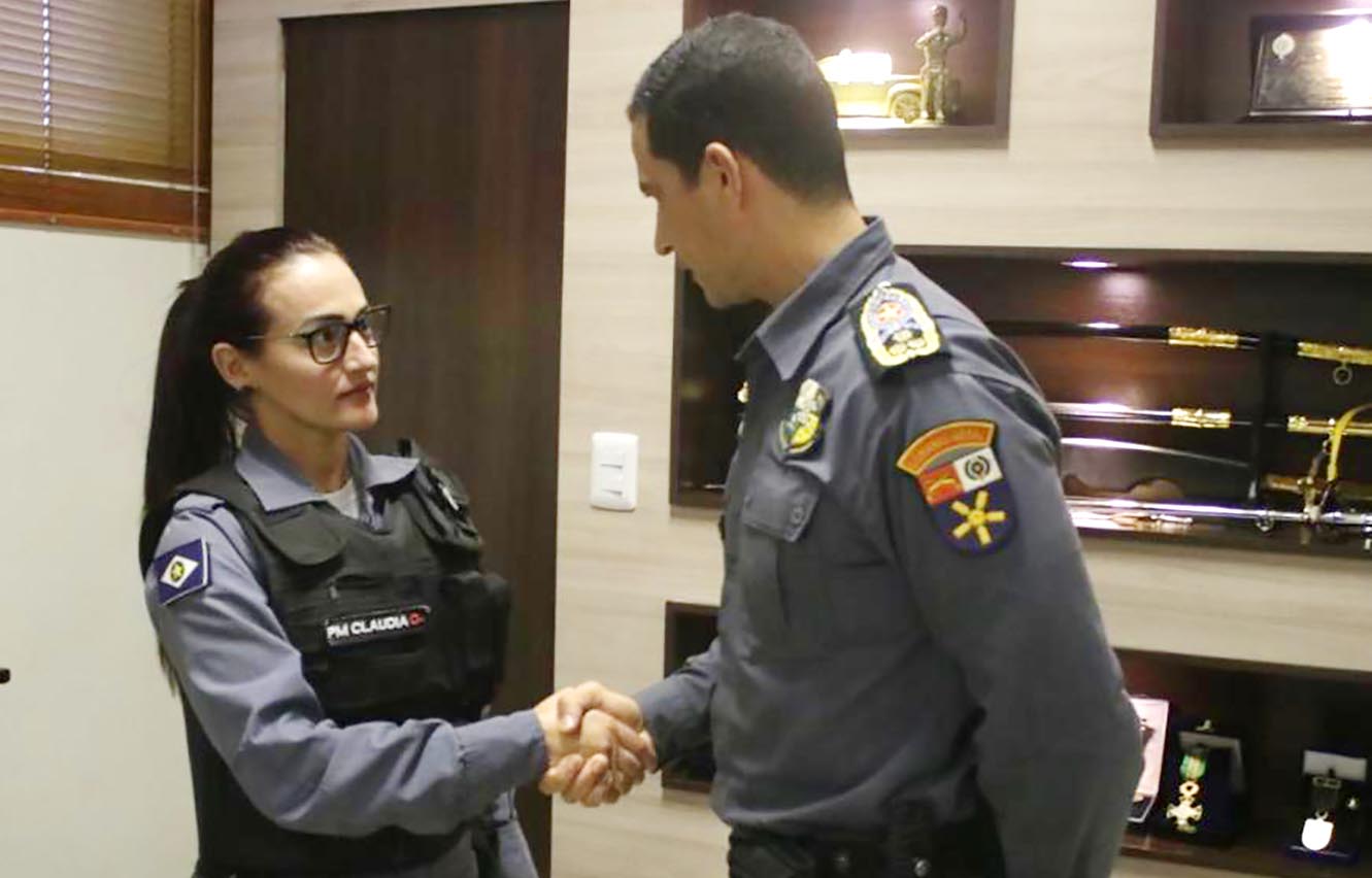 soldado claudia recebe homenagem da pm coronel Assis