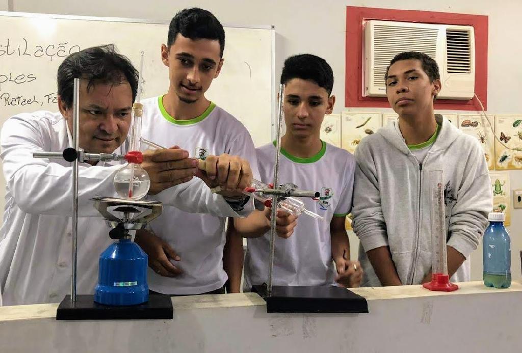 Alunos atentos &agrave; aula pr&aacute;tica de qu&iacute;mica