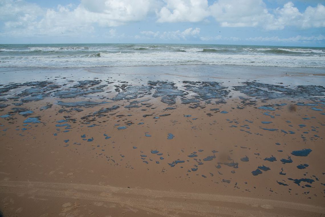 Manchas de &oacute;leo nas praias brasileiras