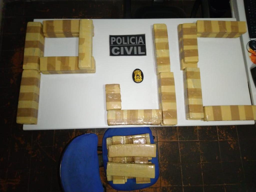 Foram encontrados 36 tabletes de maconha, totalizando aproximadamente 30 quilos de droga
