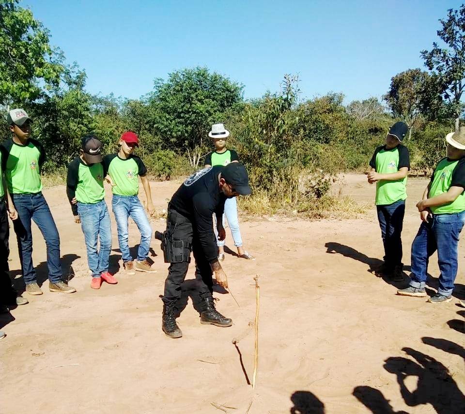 Instru&ccedil;&atilde;o sobre usa de b&uacute;ssola para jovens do Projeto Guarda Mirim em Comodoro