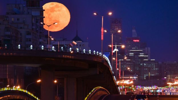 A superlua poder&aacute; ser vista de mar&ccedil;o a maio, durante as fases da lua cheia