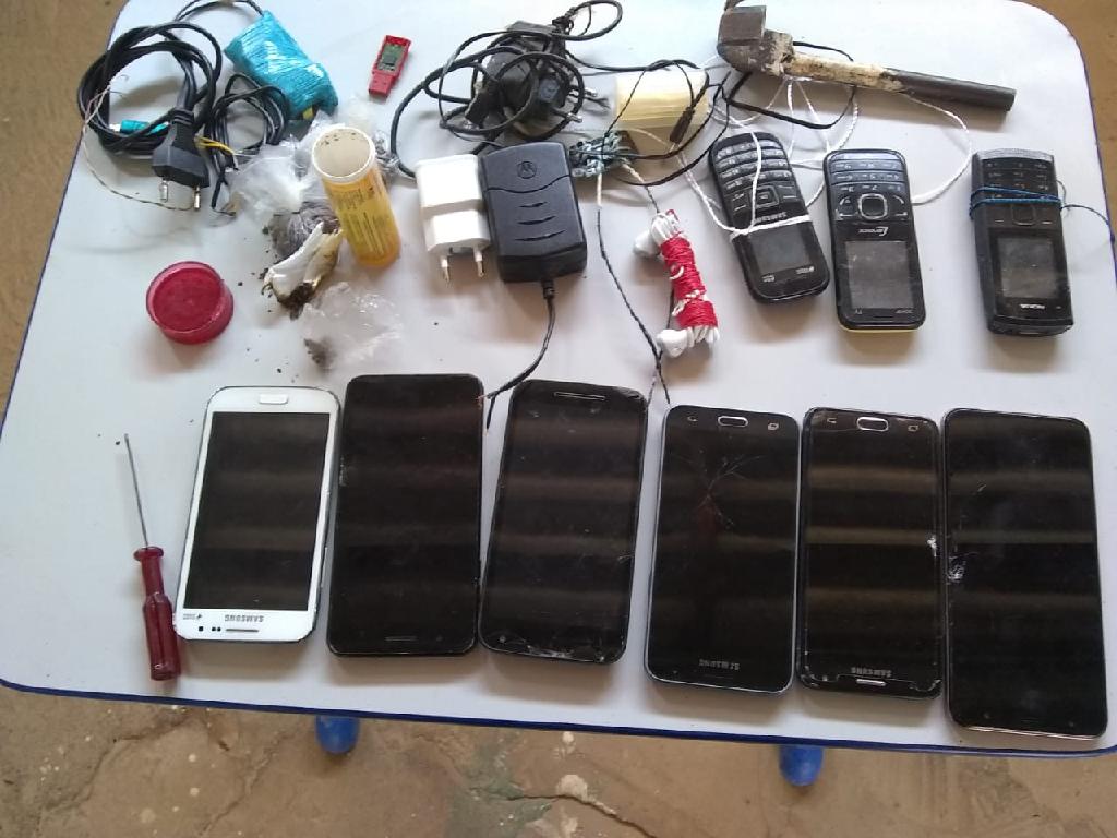 Agentes apreendem nove celulares na Cadeia P&uacute;blica de Chapada dos Guimar&atilde;es