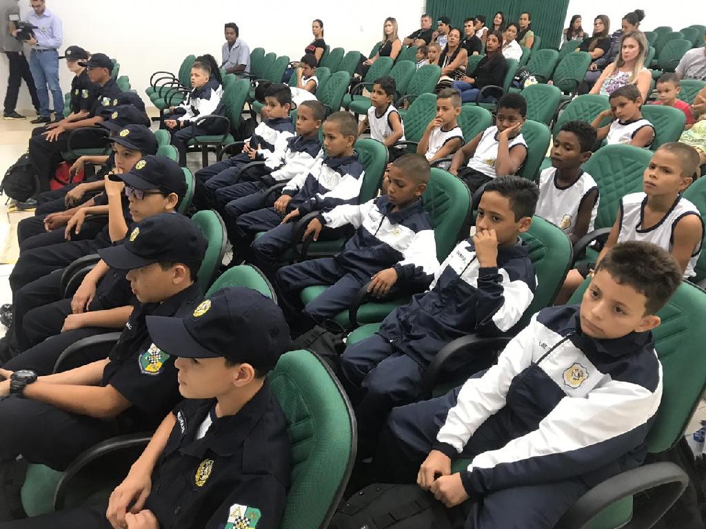 Vinte e quatro alunos do projeto receberam os kits contendo tr&ecirc;s uniformes