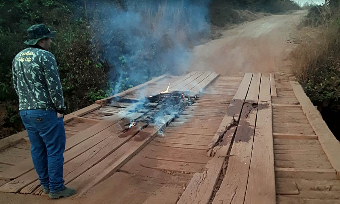 Ponte queimada por vandalos em canarana