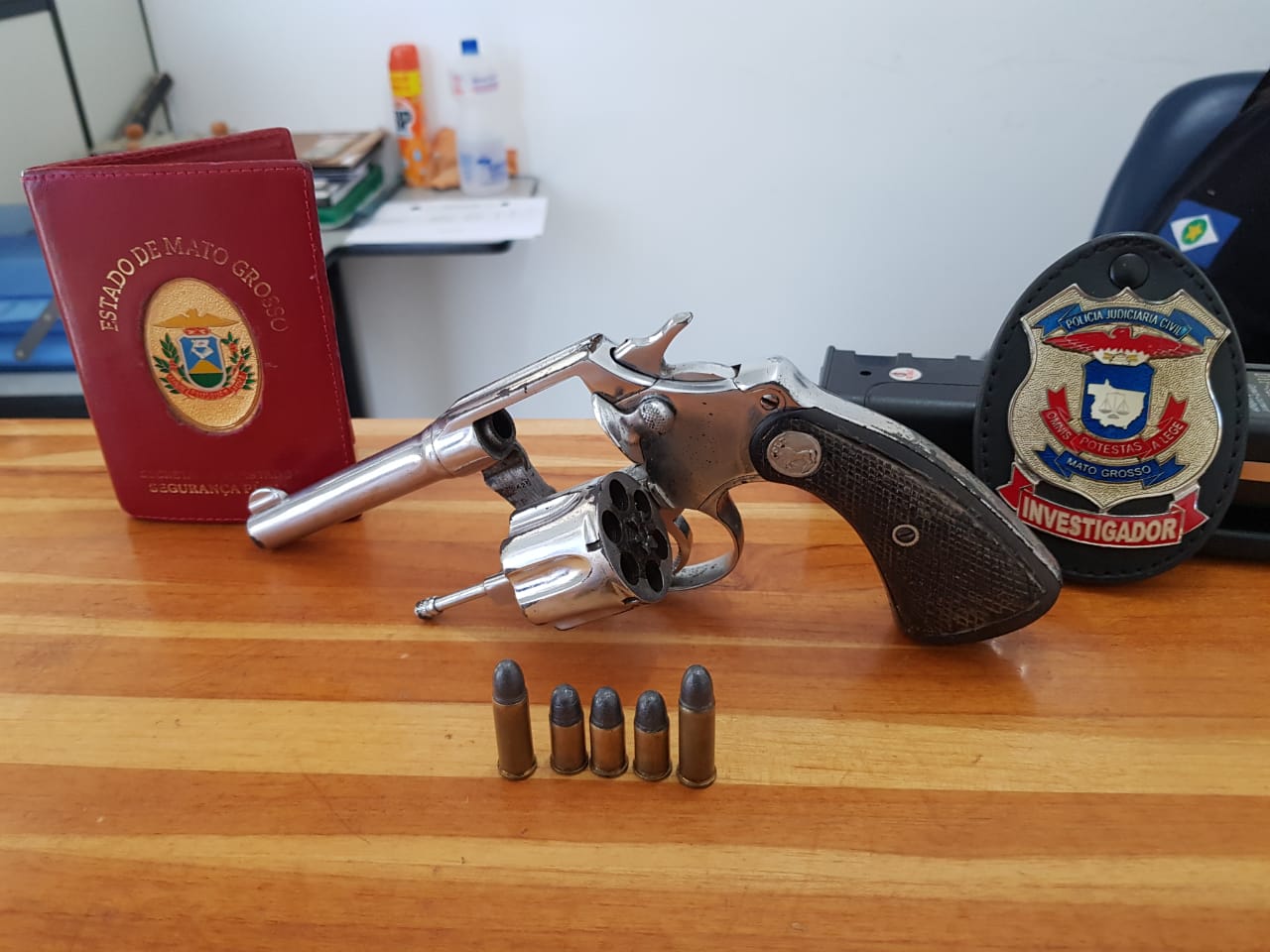 Jovens s&atilde;o presos por posse irregular de arma e amea&ccedil;a 
