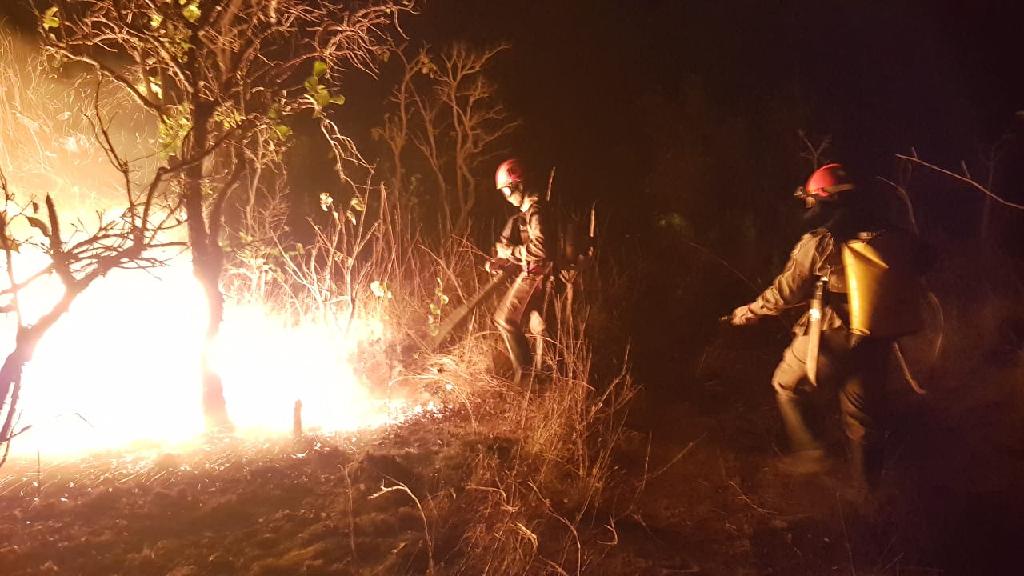 Bombeiros militares combatem dia e noite inc&ecirc;ndios florestais