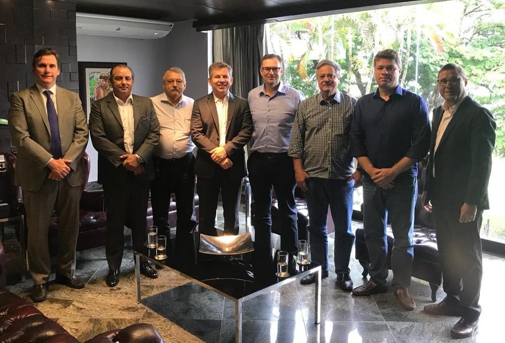 O governador Mauro Mendes (ao centro) em reuni&atilde;o com os s&oacute;cios do frigor&iacute;fico, acompanhado dos secret&aacute;rios Mauro Carvalho (&uacute;ltimo &agrave; dir.) e Rog&eacute;rio Gallo (&uacute;ltimo &agrave; esq.)