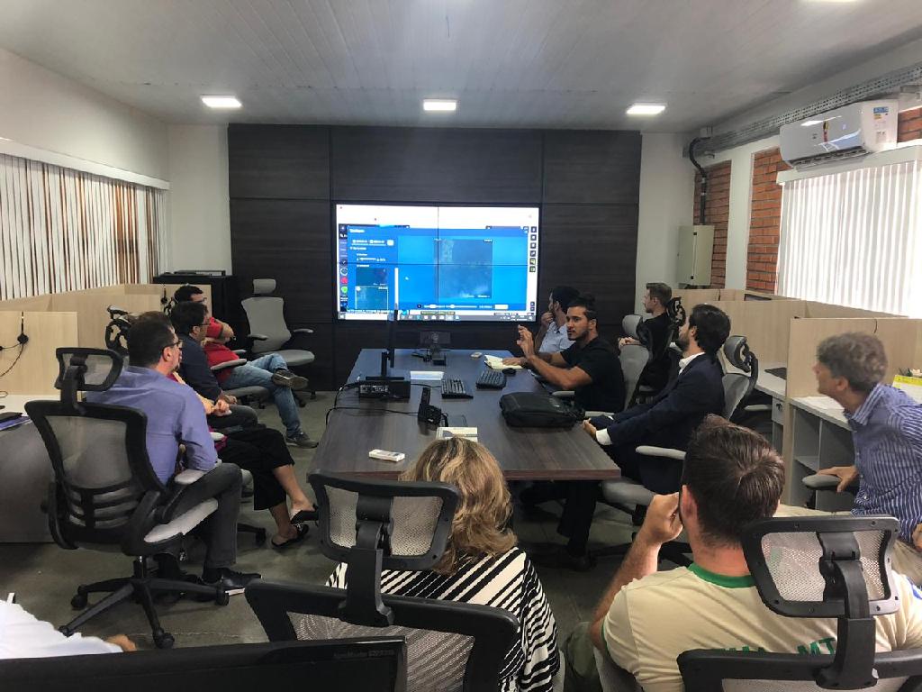 Investidores internacionais visitam sala de monitoramento de desmatamento ilegal