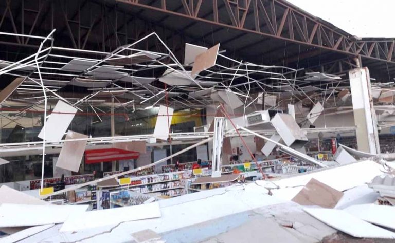 Teto de loja desaba em Shopping de Tangar&aacute; da Serra
