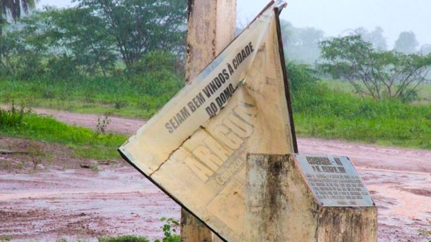 Entrada da cidade de Araguainha, com uma placa de boas-vindas derrubada pelo vento - Sejam bem-vindos &agrave; cidade do domo