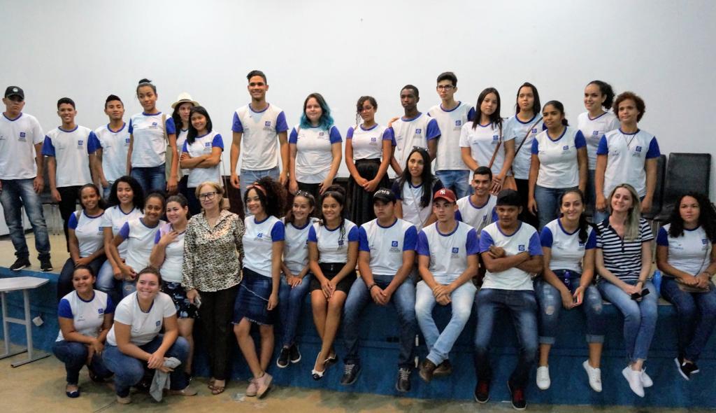 A Secret&aacute;ria adjunta Rosa Luzardo recebe os alunos de Quer&ecirc;ncia 