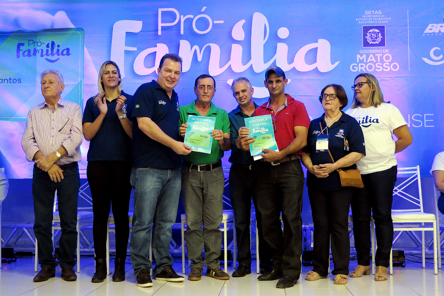 Entrega cart&atilde;o Pr&oacute;-Fam&iacute;lia em Castanheira