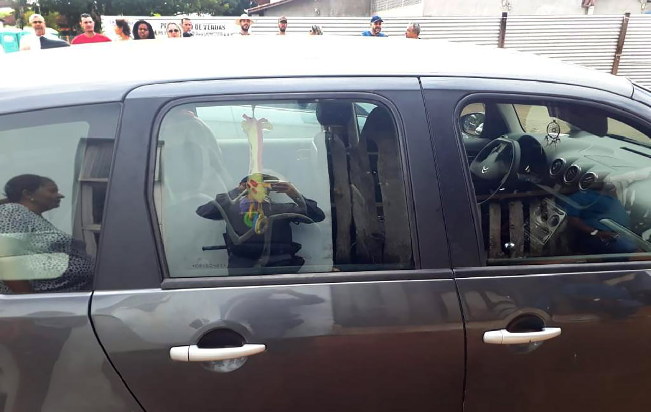 Cadeirinha pai esquece filha no carro