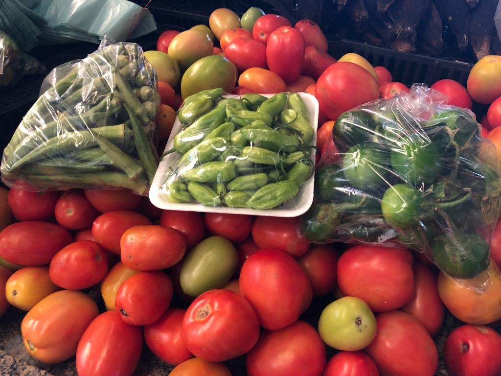 As chuvas de ver&atilde;o e quedas na produtividade prejudicaram a safra do tomate, jil&oacute;, abobrinha, maxixe e da banana, provocando o reajuste
