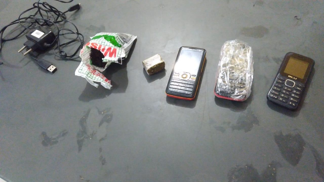 Menor &eacute; apreendido ap&oacute;s arremessar drogas e celulares para dentro de Cadeia