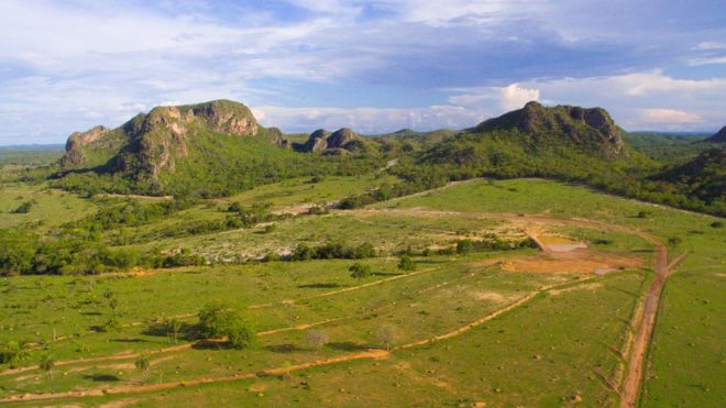Parte das montanhas de Araguainha, na &aacute;rea central da cratera.jpg