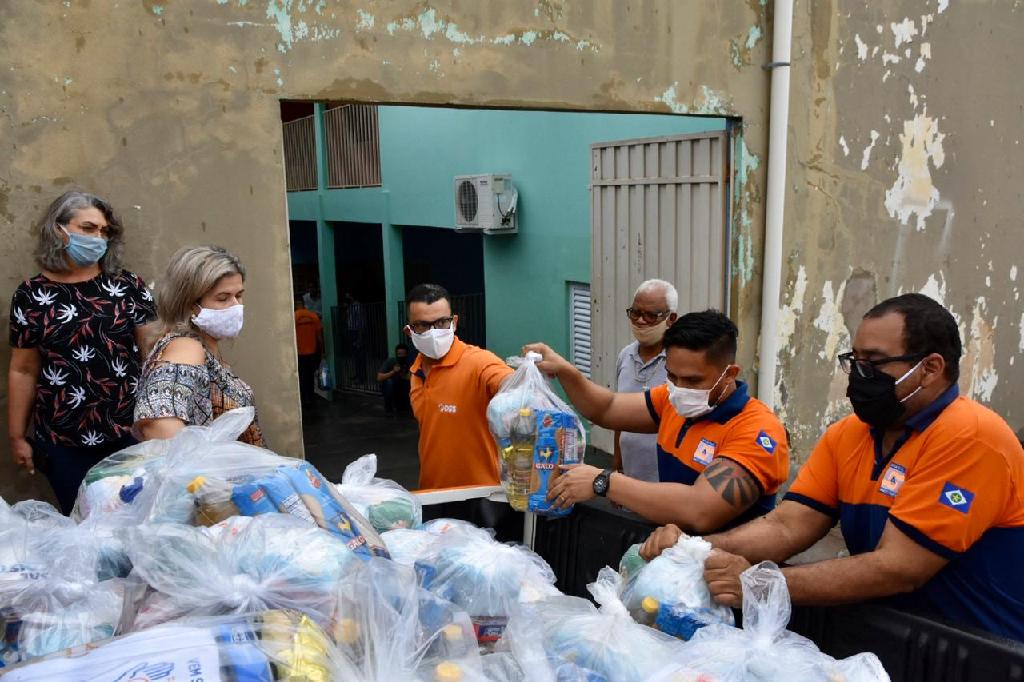 Cestas b&aacute;sicas s&atilde;o repassadas para catadores, idosos, diab&eacute;ticos e crian&ccedil;as com c&acirc;ncer