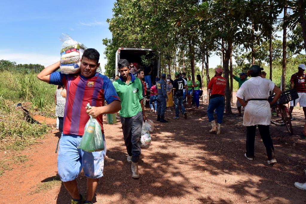 Cestas b&aacute;sicas s&atilde;o repassadas para catadores, idosos, diab&eacute;ticos e crian&ccedil;as com c&acirc;ncer