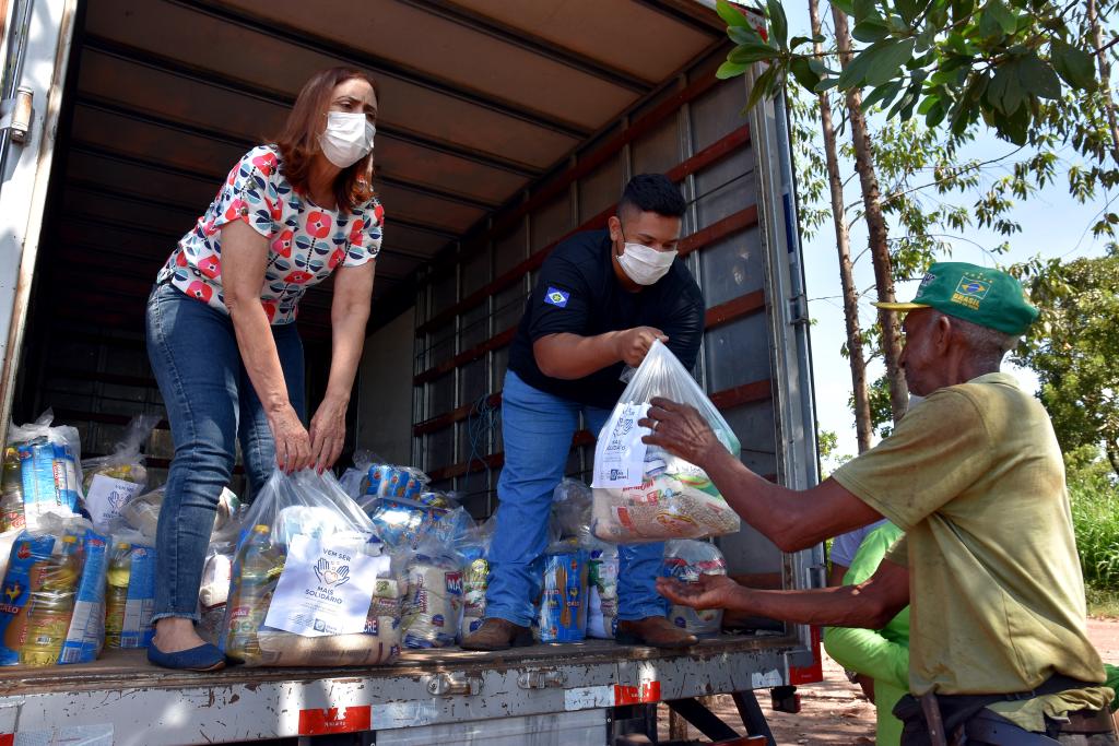 Entrega de cestas b&aacute;sicas no lix&atilde;o de V&aacute;rzea Grande 