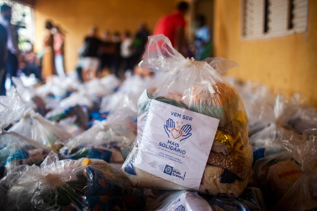 Cestas b&aacute;sicas s&atilde;o repassadas para catadores, idosos, diab&eacute;ticos e crian&ccedil;as com c&acirc;ncer
